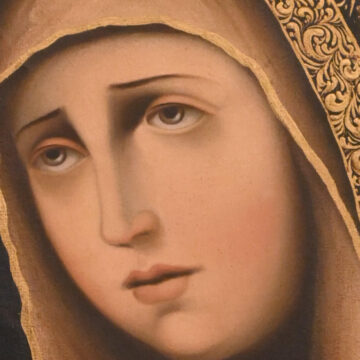 Pintura religiosa de la Virgen María con manto oscuro, halo dorado decorado y marco de madera tallada en tonos oscuros.