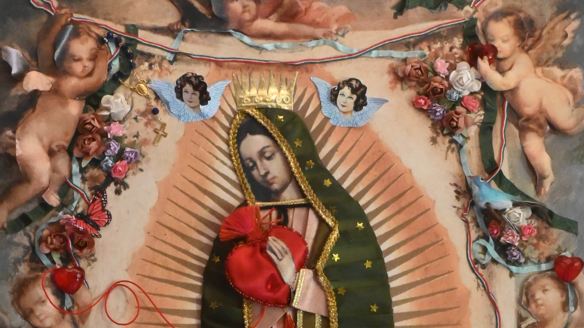 Obra religiosa de la Virgen de Guadalupe con manto verde, aureola radiante y decoraciones aplicadas de flores y corazón.